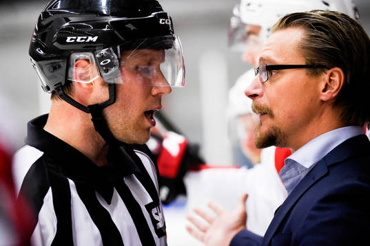 Malmö Redhawks tränare Björn Hellkvist diskuterar med
