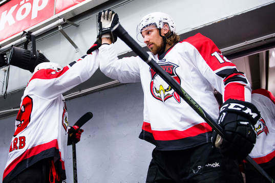Malmö Redhawks Eric Himelfarb ger Andreas Thuresson en hig