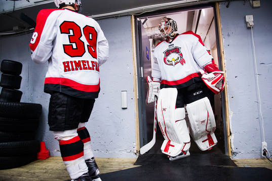 Malmö Redhawks målvakt Oscar Alsenfelt påväg in till