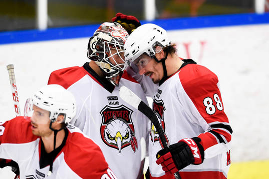 Malmö Redhawks målvakt Oscar Alsenfelt och Peter Mueller
