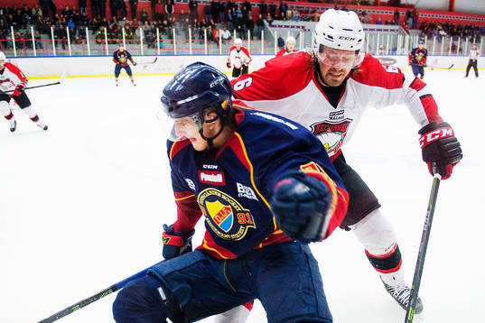 Malmö Redhawks Nicklas Jadeland trycker till Djurgårdens