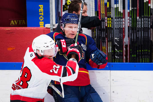 Malmö Redhawks Jens Olsson tacklar Djurgårdens Patrick