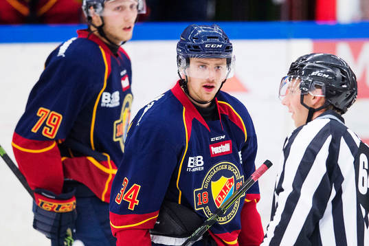 Djurgårdens Daniel Brodin diskuterar med domaren