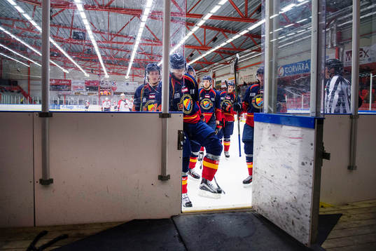 Djurgårdens spelare med Daniel Brodin längst fram deppar