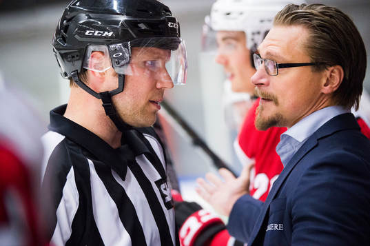 Malmö Redhawks tränare Björn Hellkvist pratar med domaren