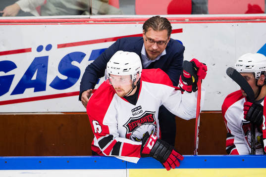 Malmö Redhawks tränare Björn Hellkvist pratar med Magnus