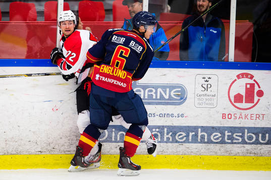 Djurgårdens Andreas Englund trycker till Malmö Redhawks