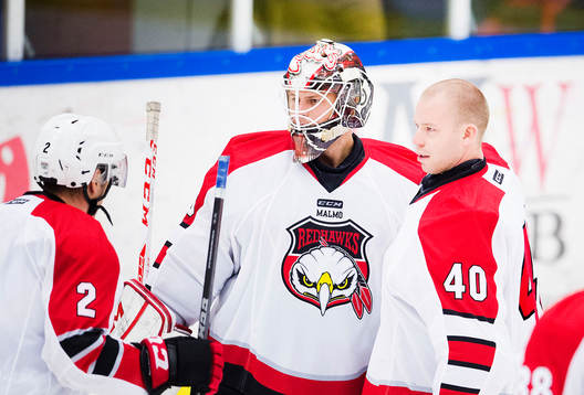 Malmö Redhawks målvakt Pontus Sjögren gratulerar