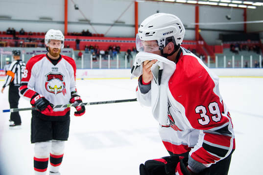 Malmö Redhawks Eric Himelfarb torkar undan blod i ansiktet