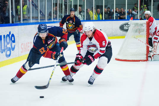 Djurgårdens Mikael Ahlén och Malmö Redhawks Stefan Warg