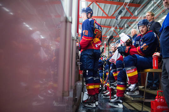 Djurgårdens Emil Lundberg och Daniel Brodin följer spelet