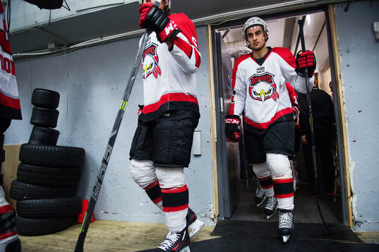 Malmö Redhawks Nils Andersson på väg in på isen