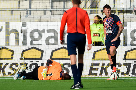 Delhi Dynamos målvakt Toni Doblas ligger skadad