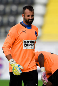 Delhi Dynamos målvakt Toni Doblas byts ut skadad