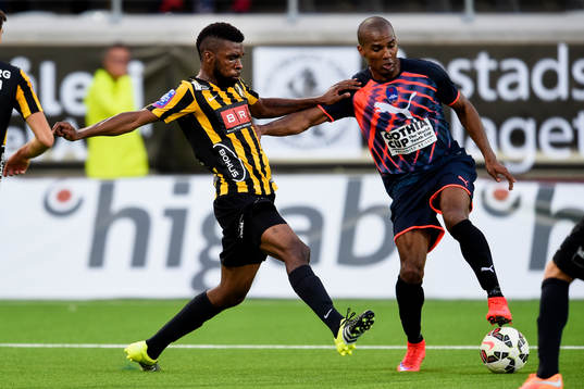 Häckens Tefu Mashamaite och Delhi Dynamos Florent Malouda