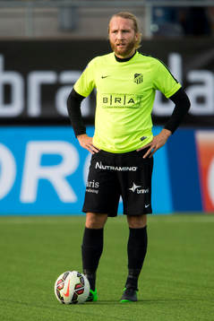 Häckens Emil Wahlström innan fotbollsmatchen mellan