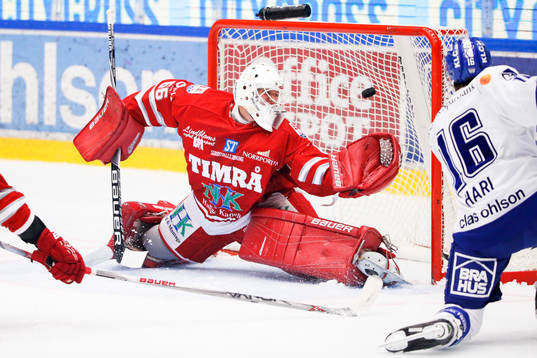 Leksands János Hári gör 1-0 bakom Timrås målvakt Johan