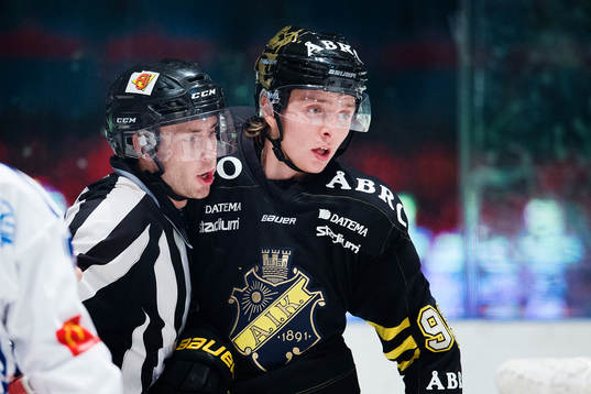 s Robin Kovacs hålls undan av domaren