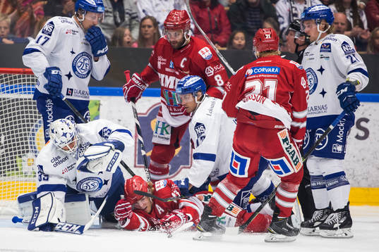 Leksand målvakt Henrik Haukeland räddar i ishockeymatchen