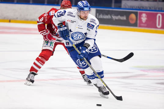 Leksands Viktor Amner jagas av Timrås Per Hallin  i
