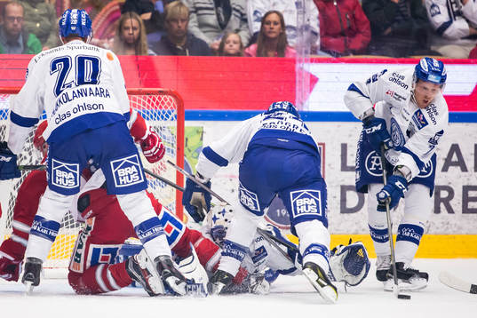 Leksands Tobias Ericsson rensar undan framför målvakt