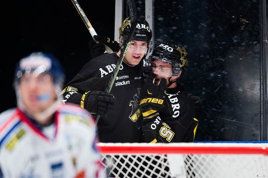 s Simon Fredriksson (tv) gör 2-2 och jublar med Oscar