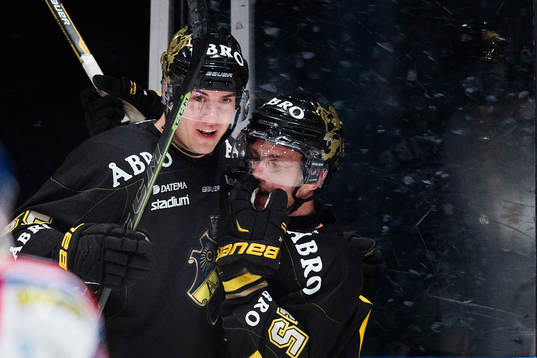 s Simon Fredriksson (tv) gör 2-2 och jublar med Oscar