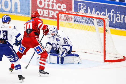 Pucken från Timrås Marcus Bohman går in bakom Leksands