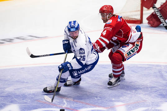 Leksands Mike Embach jagas av Timrås Mattias Nilsson