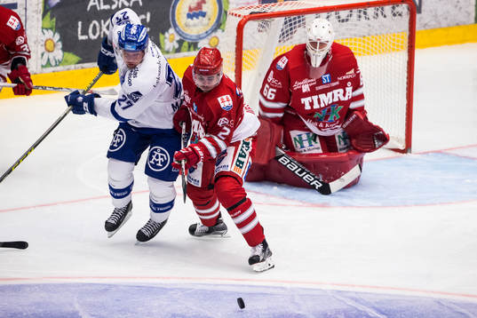 Leksands Viktor Mårtensson och Timrås Jens Westin i kamp