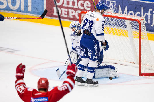 Leksands Viktor Amner och målvakt Henrik Haukeland deppar