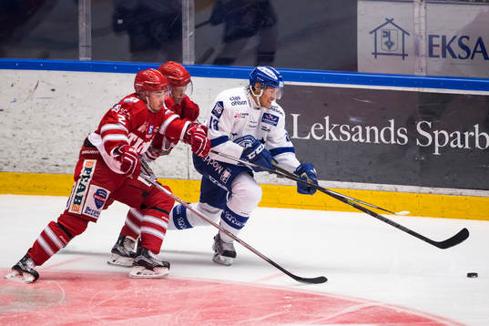 Leksands Jon Knuts jagas av Timrås Jens Westin
