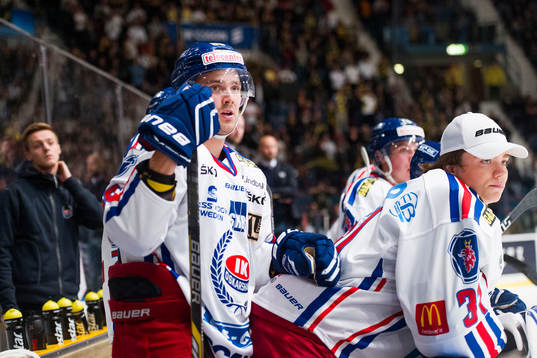 Oskarshamns Joakim Hagelin och målvakt Erik Källgren