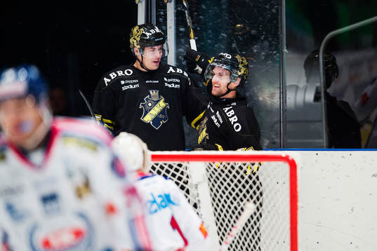 s Simon Fredriksson och Oscar Steen jublar