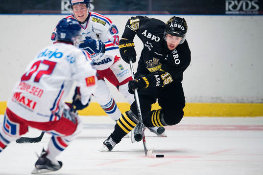 s Jonathan Andersson försöker ta sig förbi Oskarshamns