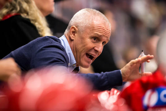 Timrås tränare Roger Forsberg i ishockeymatchen i