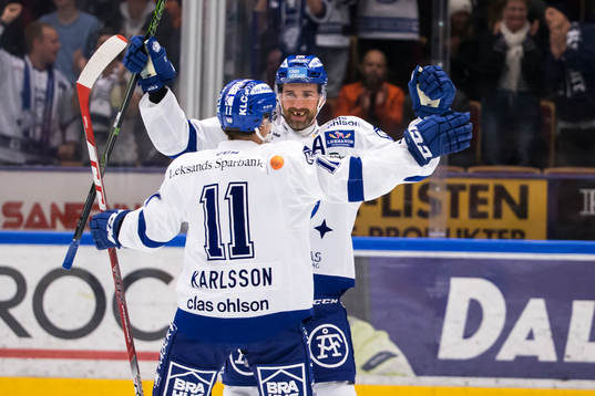 Leksands Tommi Paakkolanvaara och Martin Karlsson jublar
