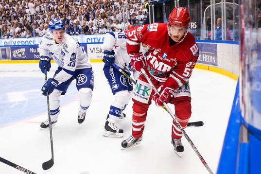 Leksands Lars Bryggman jagar Timrås Anton Wedin  i