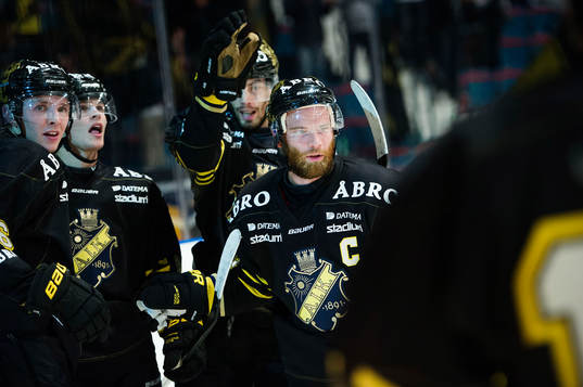 s Robin Kovacs och Christian Sandberg jublar