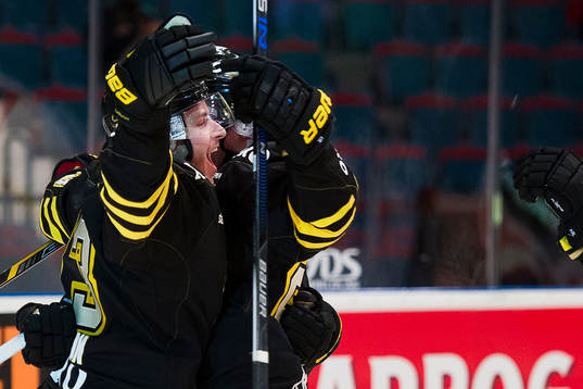 s Marcus Jonsson jublar med Carl Åsell