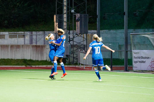 Eskilstunas Gaelle Enganamouit firar att hon gjort 0-1