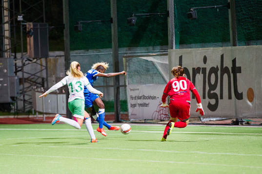 Eskilstunas Gaelle Enganamouit gör  0-2