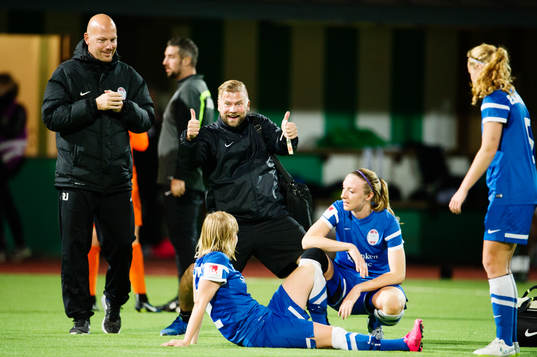 Eskilstunas assisterande tränare Daniel Wiklund firar