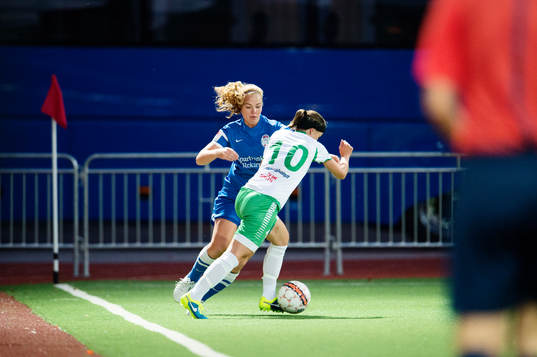 Eskilstunas Glodis Viggosdottir i kamp om bollen med