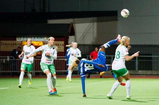 Eskilstunas Gaelle Enganamouit i kamp om bollen med