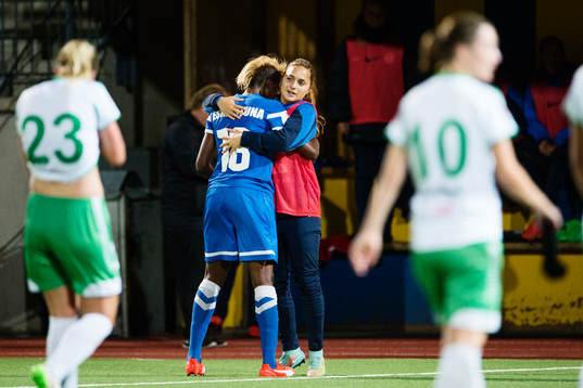 Eskilstunas Gaelle Enganamouit kramar om en lagkamrat