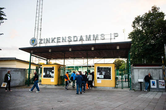 Exteriör av Zinkensdamms IP innan fotbollsmatchen i