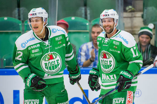 Rögles Sebastian Wännström firar med Taylor Matson