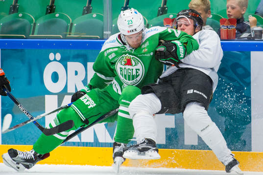 Rögles Daniel Sylwander trycker till en Karlskronaspelare