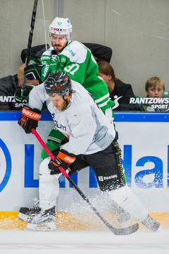 Karlskronas Jimmy Andersson trycker till Rögles Ivan